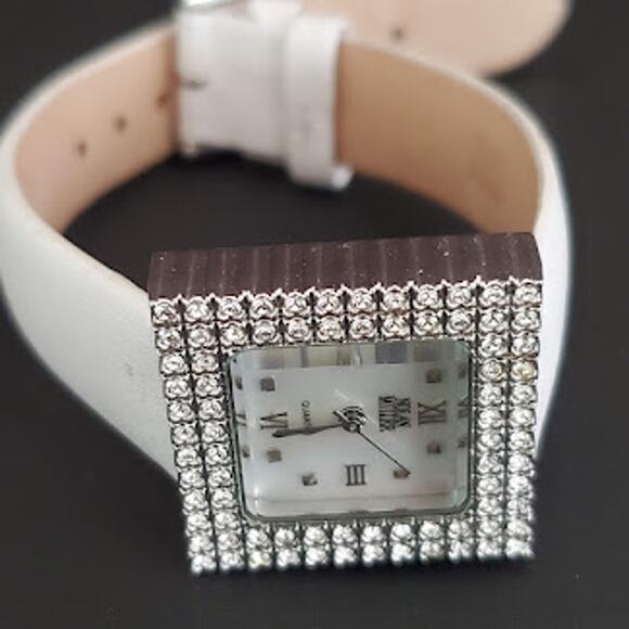 Nolan Miller Women's Watch Crystal Bezel and White‎ Leather Band Fresh Battery - Picture 4 of 9